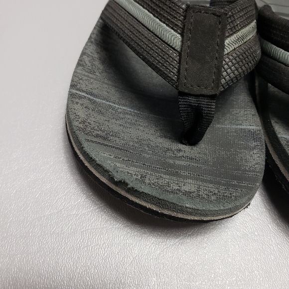 3/$15 Boys wave zone flip flops size 13 - Picture 3 of 9